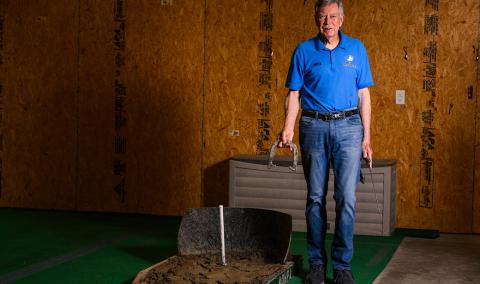 Mel holding a horshoe.